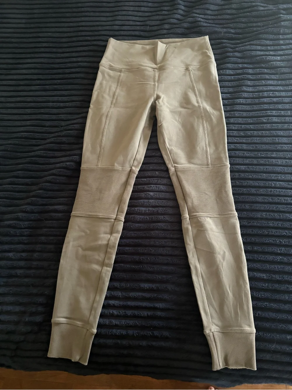 Alo Yoga • Avenue • High Rise Leggings